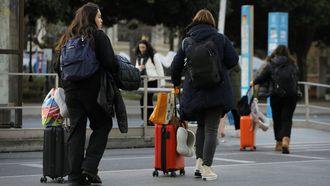 Dos turistas pasean con sus maletas, en una imagen de archivo.