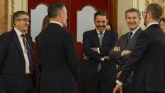 El l�der de Vox, Santiago Abascal, el portavoz del PSOE, Patxi L�pez y el l�der del PP, Alberto N��ez Feij�o conversan en Sal�n de los Pasos Perdidos