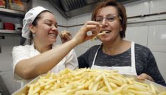 Dolores Mercado, coci�eira, e Mar�a Isabel Casas, propietaria do Sixties, no local de Covas. 