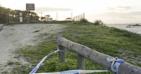 La playa de O Carreiro está justo debajo del yacimiento de Adro Vello, donde se calcula que hay enterrados 3.000 cadáveres.