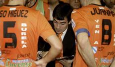 Juanlu reparte instrucciones durante un tiempo muerto.