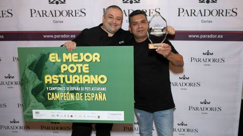 Los cocineros de Alterna Sidrera, Alfredo Cayarga y Luis Paredes, con el premio.