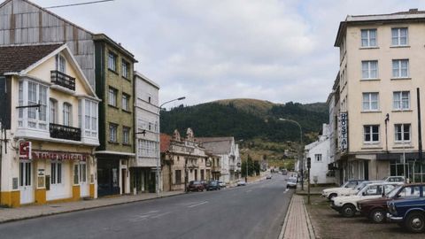 Estampa de Xuvia con las Destiler�as del Noroeste al fondo