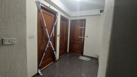 Descansillo del segundo piso en el que la v�ctima viv�a en el estudio de la puerta J, y el supuesto agresor en el de la H