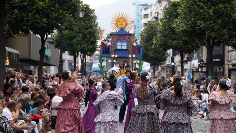Las calles del centro de Oviedo acogen este jueves el tradicional desfile del día de América en Asturias, en su 72 edición