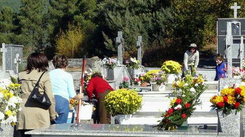 En el actual cementerio de Quiroga ?en una imagen de archivo? queda ya muy poco espacio para nuevas sepulturas, un problema que se pretende solucionar con el nuevo camposanto
