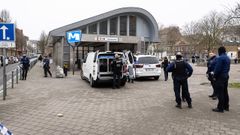 La polica en la estacin de metro donde se produjo el tiroteo, en Bruselas