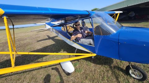 Tino Reimóndez, presidente del Club Aéreo de Ribadeo, en el aeródromo de Vilaframil