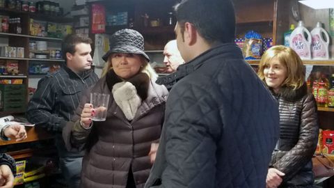 Mercedes Fern�ndez en una visita a Rozaes en Villaviciosa