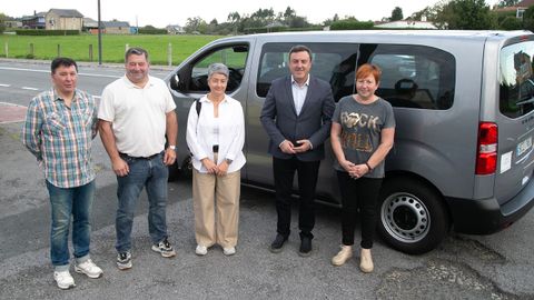 Entrega del vehculo, ayer en A Capela