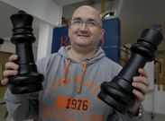 El maestro boirense muestra dos grandes piezas en el Centro Social de la localidad barbanzana. 