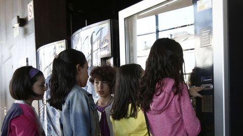 Alumnos ourensanos aguardan para hacer el examen en el auditorio de Ourense.