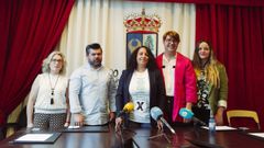 Rosa Mara Dalama, la primera por la izquierda,es la candidata del PSOE a nueva alcaldesa. En la imagen participa en la primera mocin de censura para hacer regidora a la actual