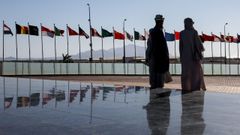 Egipcios visitan la plaza de la Paz en Sharm el Sheij antes de la cumbre de la paz en Gaza.