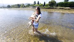 Natalia Rodr�guez convive y trabaja a diario con animales de distintas especies en el refugio de A Ramallosa.