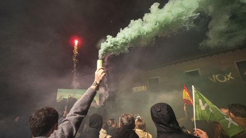 Humo verde y banderas de Vox, durante la valoracin de los resultados obtenidos de Vox en los comicios para Castilla y Len