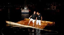 Luis Su�rez y Alberto Toba sobre los restos del contenedor en el puerto de Corcubi�n. 