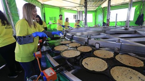 9 DE MARZO / FESTA DA FILLOA DE LESTEDO (BOQUEIXÓN): A 15 kilómetros de Santiago se celebra la única fiesta gastronómica de la provincia declarada de interés turístico nacional. Es el domingo de Piñata y convive con otra cita de interés gallego, el entroido tradicional de la comarca do Ulla y sus Xenerais. Entre todas las actividades y días llegan a hacer 40.000 filloas, sumando las que salen de las piedras y de los filloeiros modernos.