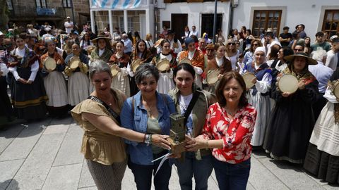 As representantes dos grupos de Avin e Beariz recolleron o premio en nome de tdalas cantareiras da provincia
