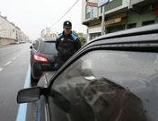 Un agente vigila la zona azul, situada en la avenida de Fisterra larachesa. 