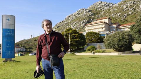 Abelleira, ante el edificio del Talaso de Oia que denunci&oacute; por irregularidades urban&iacute;sticas.