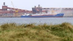 Carga de almina en el puerto de Alcoa, por el mercante Sirena