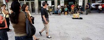 Un grupo de m�sicos actuando en el Obelisco ante la presencia de varios viandantes.