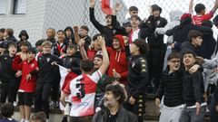 Afeccionados do Arousa celebrando o domingo o ascenso do seu equipo � Segunda RFEF.