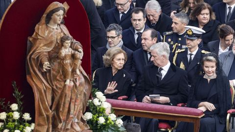 La reina emrita y el rey Felipe de Blgica durante el funeral del papa emrito