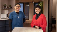 Adriana, cuidadora profesional, con Tereta, fundadora de la empresa Ayendo de cuidados