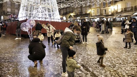 Nieve (artifical) en la praza Maior de Ourense