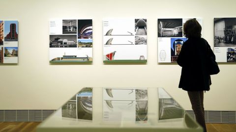 Una visitante en la muestra �Una edad de oro: Arquitectura en Asturias�