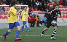 Mari�n Garc�a, a la derecha, conduce el bal�n en un partido en el campo Luis Bodegas. 