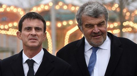 El primer ministro Manuel Valls, a la izquierda