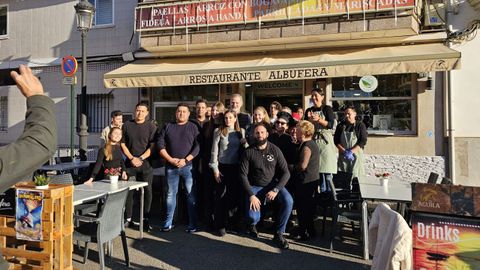 La visita real de la familiaposa junto algunos vecinos, en el restaurante Albufera, en El Palmar, donde han comido, tras la visita privada que realizaron este domingo a Catarroja