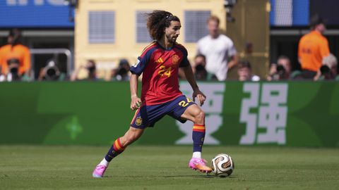 Cucurella controlando el bal�n durante la final del Mundial contra Argentina