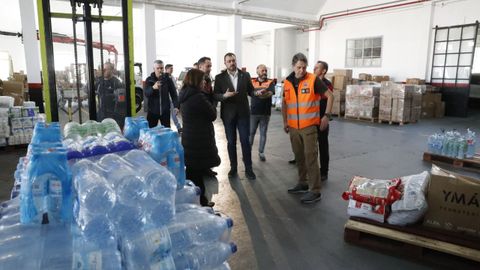 De derecha a izquierda, el presidente del Principado de Asturias, Adrin Barbn; la delegada del Gobierno, Adriana Lastra, y el consejero de Fomento, Cooperacin Local y Prevencin de Incendios, Alejandro Calvo, esta maana en el centro logstico de ayuda de emergencia para las zonas afectadas por la dana