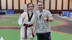 Noa Romero y el t�cnico Pablo Carou posan con la medalla