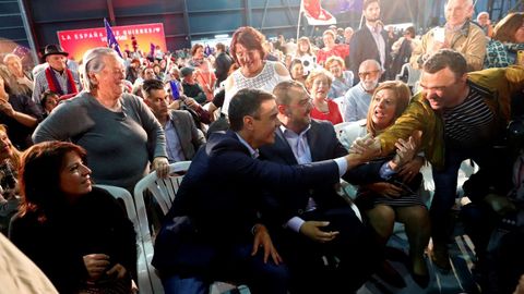 El secretario general del PSOE y presidente en funciones, Pedro S�nchez (2i), acompa�ado por el candidato del PSOE a la presidencia del Principado, Adrian Barb�n (3i), saluda a simpatizantes al inicio de en un acto electoral celebrado esta tarde en Gij�n
