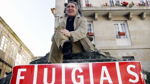 Celso Bugallo en Pontevedra en el a&ntilde;o 2008 con el cartel del suplemento Fugas, de La Voz de Galicia