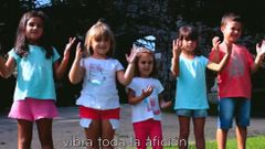 Algunas de las ni�as participantes interpretan una estrofa