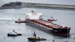 Llegada de un carbonero para Endesa al puerto exterior