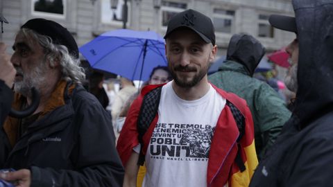 Manifestantes en la protesta republicana y en defensa del pueblo palestino organizada en la plaza de la Escandalera durante la entrega de los Premios Princesa de Asturias 2023.