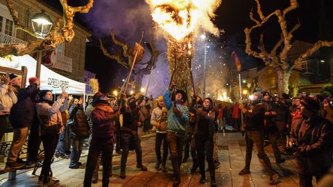 Los portadores tienen que elevar el fach�n con horquillas.