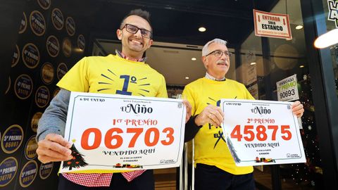 Los propietarios de El X de la Suerte, en O Porri�o, con los n�meros agraciados en el sorteo del Ni�o