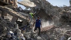 Rescatistas en el edificio derrumbado en Gaza.