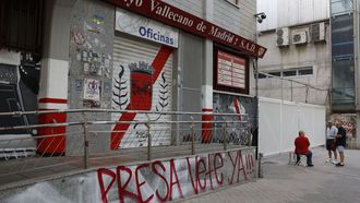 Pintadas contra el presidente del Rayo en el estadio de Vallecas.