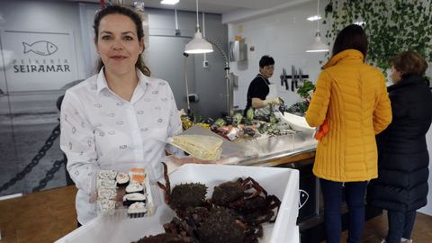 Alma Rego Ferro, propietaria de Peixera Seiramar, con algunos de los elaborados de pescado fresco que elabora y vende