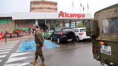 La tensi�n por el coronavirus, en las colas del super en Vigo