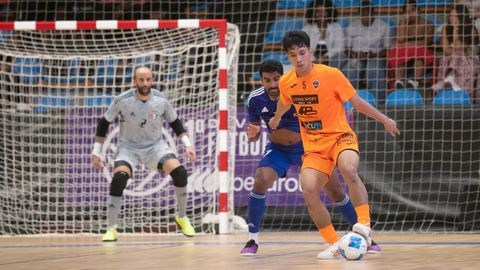 Israr recibiendo un balón en el pívot en el partido ante la selección de Kuwait
